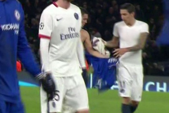 Hazard đổi áo với Di Maria khi hiệp 1 vừa kết thúc