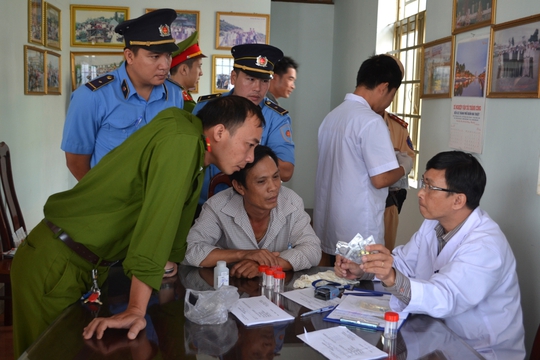 
Đoàn kiểm tra liên ngành hướng dẫn quy trình kiểm tra chất ma túy cho lái xe
