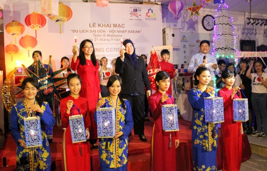 
Sinh viên Trường Cao đẳng nghề Du lịch Sài Gòn tìm hiểu về đất nước Malaysia trong chuỗi chuyên đề “Du lịch Sài Gòn - Hội nhập ASEAN

