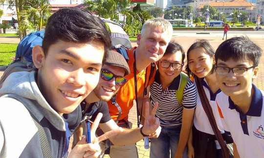
Sinh viên Trường Cao đẳng nghề Du lịch Sài Gòn trau dồi tiếng Anh cùng du khách
