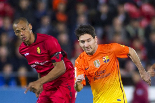 Anderson Conceicao trong màu áo Mallorca (trái) trong một lần theo kèm Messi