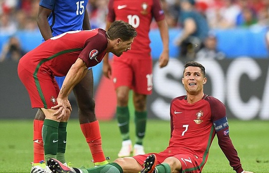 Ronaldo chia tay sân cỏ từ chung kết Euro 2016 với Pháp