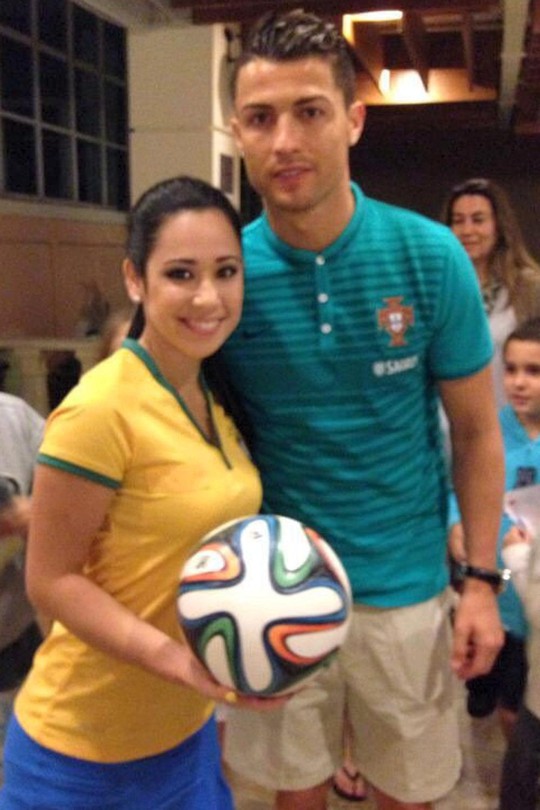 
Người đẹp 25 tuổi chụp hình với C.Ronaldo...
