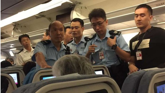 
Cảnh sát đã lên máy bay sau khi nó hạ cánh tại Hồng Kông. Ảnh: SCMP
