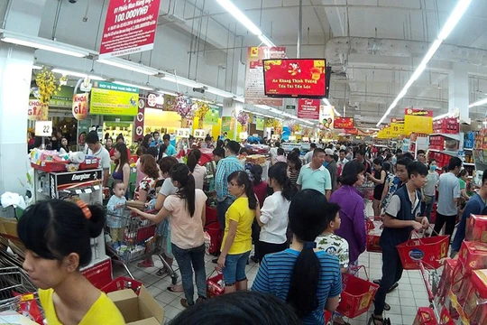 
Tại các siêu thị lớn ở TP HCM, cảnh mua sắm diễn ra nhộn nhịp. Người dân tranh thủ bổ sung các mặt hàng tiêu dùng, thực phẩm để đón Tết.
