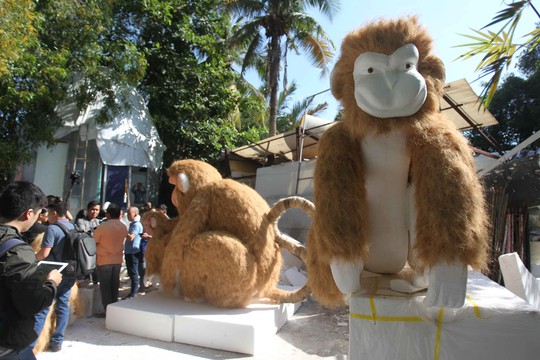 
Đây là lần thứ 2 biểu tượng chú khỉ ngộ nghĩnh hiện diện trên Đường hoa Nguyễn Huệ. Lần đầu tiên là Tết Giáp Thân 2004, được tổ chức với tính chất thử nghiệm bằng những tiểu cảnh đơn giản.
