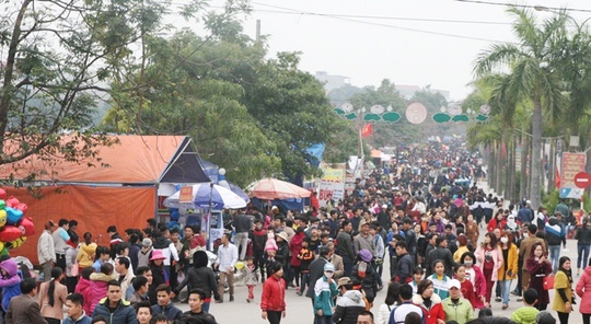 Hàng ngàn người du khách có mặt tại thị trấn Lim, Tiên Du, Bắc Ninh trẩy hội Lim, nghe quan họ