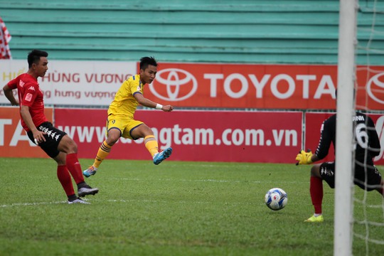 Tiền đạo trẻ Hồ Tuấn Tài thi đấu năng nổ và ghi bàn thắng mở tỷ số cho đội khách Sông Lam Nghệ An