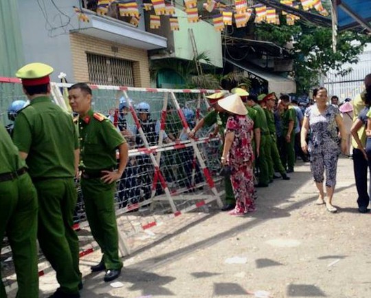 
Lực lượng an ninh túc trực tại hiện trường đảm bảo an toàn cho việc tháo dỡ
