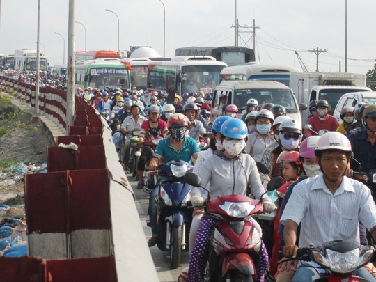 
Hàng ngàn người từ các tỉnh miền Tây đổ về TP HCM sau kỳ nghỉ lễ khiến tuyến Quốc lộ 1, đoạn qua huyện Bình Chánh bị ùn ứ
