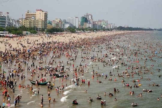 
Bãi biển Sầm Sơn (Thanh Hóa) chiều 30-4 ken đặc người. Nhân dịp nghỉ lễ, hàng nghìn người đã đổ về đây tắm mát, thưởng thức hải sản.
