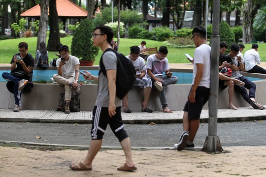 
Trong công viên Tao Đàn có rất đông bạn trẻ tập trung trước đền tưởng niệm các vua Hùng để chơi Pokémon Go. Trò chơi này cũng khiến nhiều người dở khóc dở cười khi tìm bắt Pokémon, bởi nhiều khi chúng xuất hiện ở những vị trí không ai ngờ đến như: nhà vệ sinh, giữa đường ...
