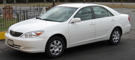 Toyota Camry đời 2002 có giá chỉ 12.000 USD. Ảnh: Khmer24.