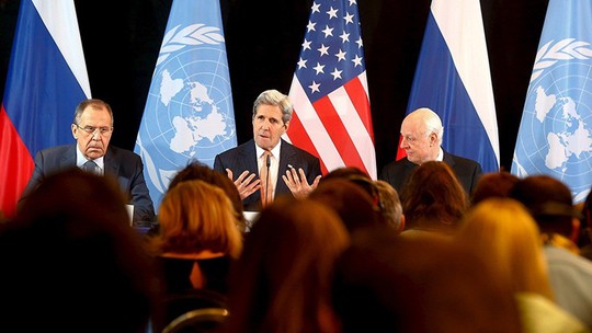 
Ngoại trưởng Nga Sergei Lavrov (trái), Ngoại trưởng Mỹ John Kerry và Đặc phái viên Liên Hiệp Quốc về vấn đề Syria, ông Staffan de Mistura tại cuộc họp báo ở Munich - Ảnh: Reuters
