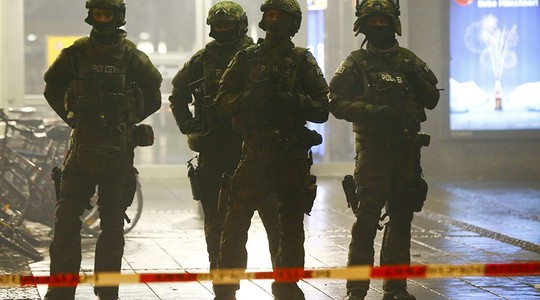 Cảnh sát Đức phong tỏa nhà ga ở trung tâm TP Munich đêm 31-12. Ảnh: Reuters