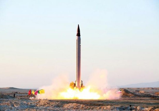 Iran thử nghiệm tên lửa Emad hôm 10-10. Ảnh: Reuters