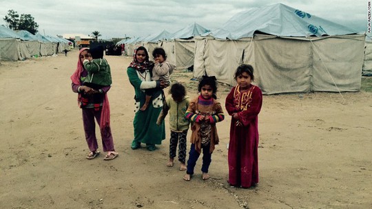 
Cư dân Ramadi cắm trại tại TP Habbaniyah. Ảnh: CNN
