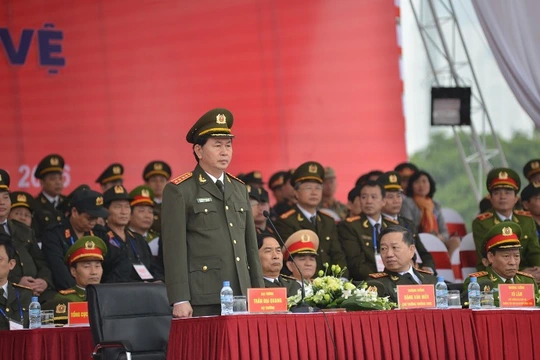 
Đại tướng Trần Đại Quang (đứng) tại buổi lễ xuất quân bảo vệ Đại hội Đảng lần thứ XII
