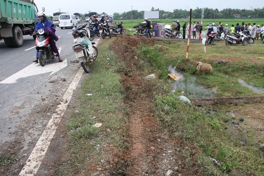 
Xe bồn cày một đoạn đường dài trước khi lao xuống ruộng, nguyên nhân vụ tai nạn được cho là tránh chiếc xe máy băng qua đường
