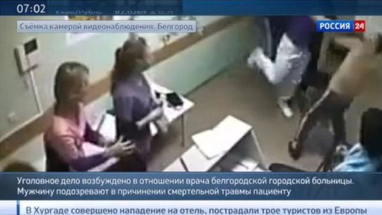 Cảnh quay trên camera giám sát cho thấy bác sĩ đấm vào đầu bệnh nhân gây tử vong. Ảnh: Rossiya 24