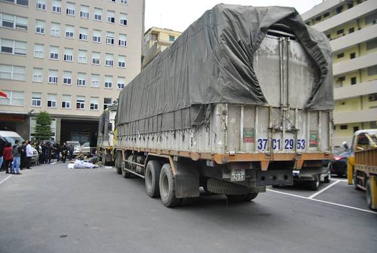 
2 chiếc xe tải và nhiều hàng hóa không rõ nguồn gốc được đưa về trụ sở Công an để điều tra làm rõ
