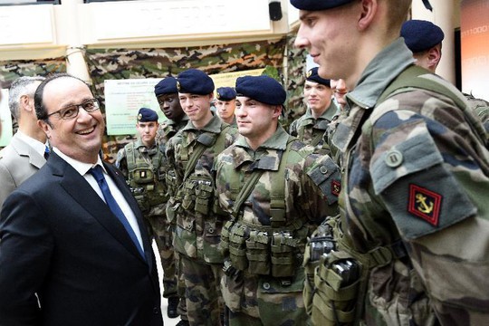 Tổng thống Pháp Francois Hollande (trái) thăm trường quân sự Saint-Cyr-Coëtquidan ở Guer. Ảnh: AP