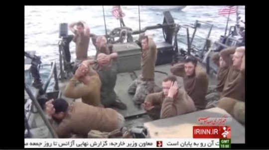 10 thủy thủ Mỹ bị bắt hôm 12-1. Ảnh: Reuters