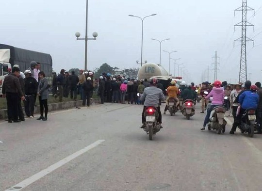 Hiện trường xảy ra vụ tai nạn đặc biệt nghiêm trọng khiến 3 người đi xe máy ở Thanh Hóa bị xe bồn cán chết
