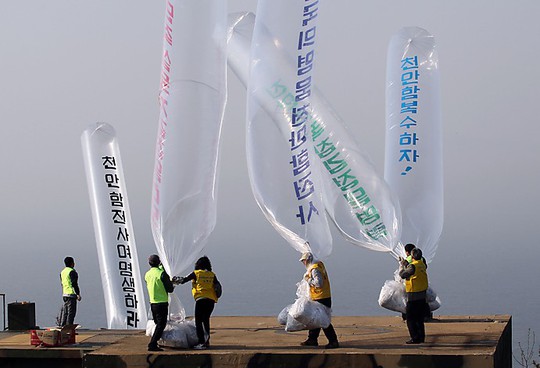 Hàn Quốc và những người đào tẩu khỏi Triều Tiên (ảnh trên) thả bóng bay nói xấu chính quyền Bình Nhưỡng. Ảnh: AP, Koogle