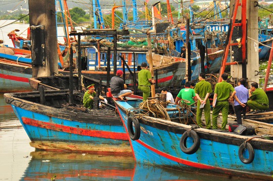 
Lực lượng công an đang tiến hành điều tra nguyên nhân vụ cháy 2 tàu cá. Ảnh Tử Trực
