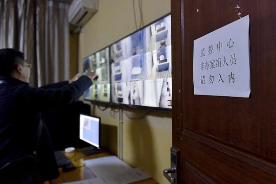 Màn hình giám sát bên trong trung tâm giam giữ của Viện kiểm sát nhân dân tỉnh Tứ Xuyên dành cho quan chức tham nhũng. Ảnh: Reuters