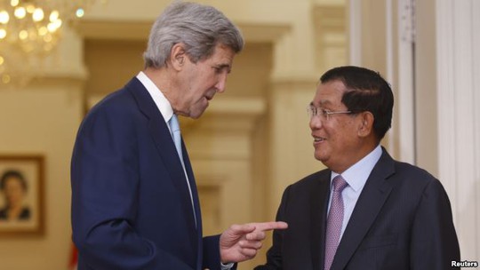 
Ngoại trưởng Mỹ John Kerry (trái) được Thủ tướng Campuchia Hun Sen chào đón tại Phnom Penh hôm 26-1. Ảnh: Reuters
