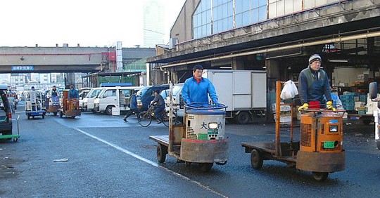 Xe chở hàng tại chợ Tsukiji. Ảnh: Japan-Guide