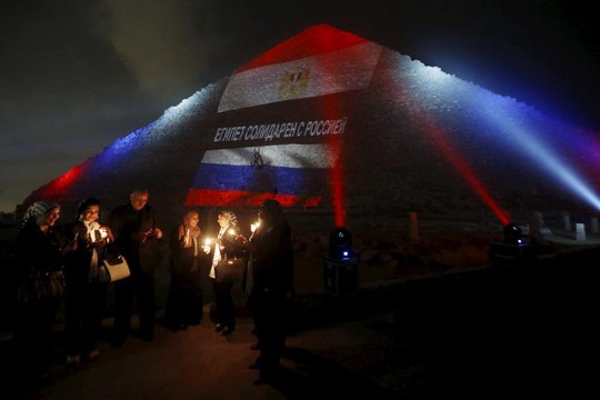Người dân Ai Cập thắp nến tưởng niệm các nạn nhân vụ rơi máy bay Nga. Ảnh: Reuters