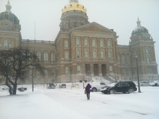 Tòa nhà Nghị viện bang Iowa mở cửa trong khi tuyết rơi dày năm 2013. Ảnh: Des Moines Register