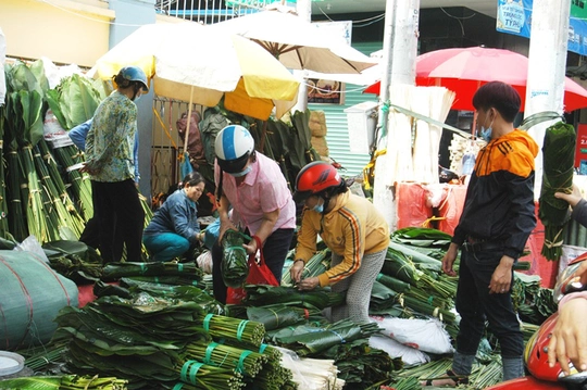 Không khí nhộn nhịp tại chợ lá dong Ông Tạ, đường Cách Mạng Tháng Tám (quận Tân Bình) sáng 24 tháng Chạp