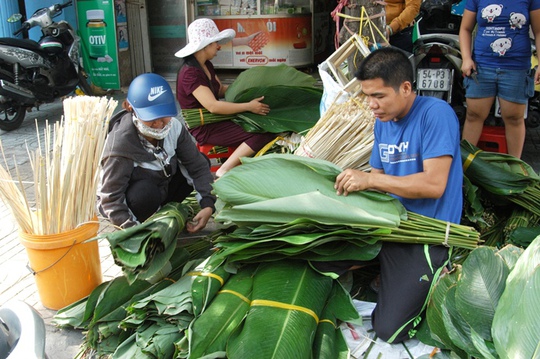 Lá dong được tiểu thương thu mua chủ yếu từ Hóc Môn, Củ Chi (TP HCM) và một số huyện khác ở Đồng Nai, Lâm Đồng