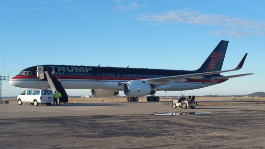 Máy bay chở Donald Trump hạ cánh khẩn cấp TP Nashville, bang Tennessee – Mỹ hôm 3-2. Ảnh: Twitter