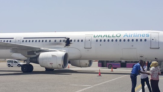 Chiếc Airbus A321 bị thủng lỗ đậu tại sân bay thủ đô Mogadishu. Ảnh: The Wall Street Journal