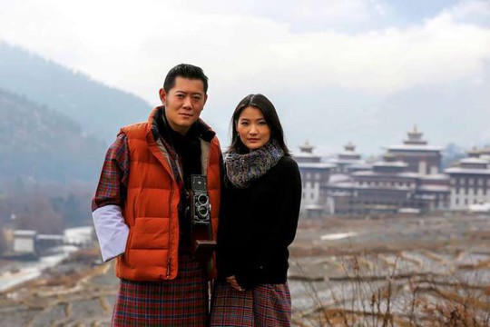Vua Wangchuck (35 tuổi) và Hoàng hậu Pema (25 tuổi). Ảnh: Reuters