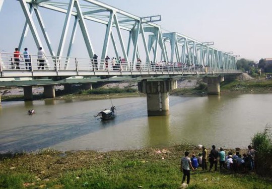 
Cầu Đò Lèn, nơi liên tiếp xảy ra 2 vụ nhảy cầu tự tử khiến 4 người chết đuối những ngày qua
