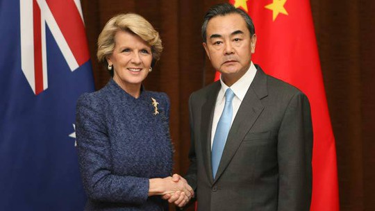 Ngoại trưởng Úc Julie Bishop (trái) bắt tay người đồng cấp Trung Quốc Vương Nghị trong chuyến thăm Bắc Kinh năm 2013. Ảnh: Illawarra Mercury