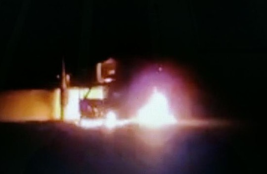 
Chiếc xe tải do anh Đoàn Văn Hoàn điều khiển bất ngờ bốc cháy dữ dội khi đang đi mua đồ liên hoan ngày Valentine - Ảnh cắt từ clip
