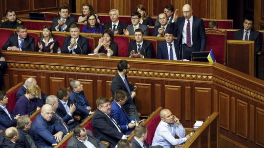 Chính quyền Thủ tướng Yatsenyuk đã vượt qua cuộc bỏ phiếu bất tín nhiệm hôm 16-2. Ảnh: Reuters
