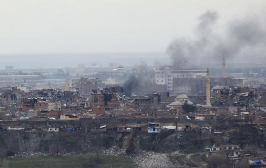 Đụng độ giữa lực lượng an ninh Thổ Nhĩ Kỳ và người Kurd ở quận Sur, TP Diyarbakir - Thổ Nhĩ Kỳ hôm 11-2. Ảnh: Reuters