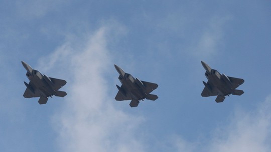 Máy bay chiến đấu tàng hình F-22 của Mỹ bay qua căn cứ không quân Osan ở Pyeongtaek - Hàn Quốc hôm 17-2. Ảnh: AP