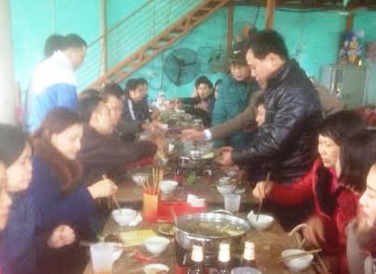 
Cán bộ Ban quản lý dự án cải thiện môi trường đô thị miền Trung - Tiểu dự án Thanh Hóa tổ chức ăn uống ở nhà hàng Tiến Linh (trong khuôn viên chùa Bái Đính) trưa ngày 19-2, sau khi đi lễ chùa ở Bái Đính
