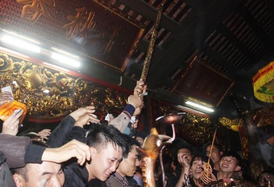 Hình ảnh cướp bảo kiếm trong đêm Khai ấn đền Trần năm 2015