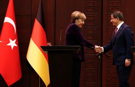 Thủ tướng Đức Angela Merkel (trái) bắt tay Thủ tướng Thổ Nhĩ Kỳ Ahmet Davutoglu trong một cuộc họp báo tại Ankara ngày 8-2. Ảnh: Reuters