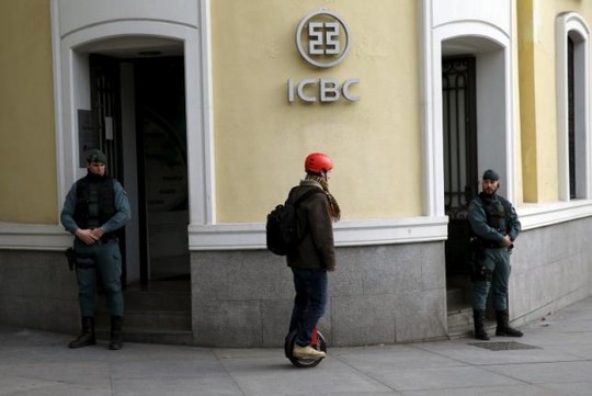 Chi nhánh ICBC tại Madrid bị lục soát ngày 17-2. Ảnh: Reuters